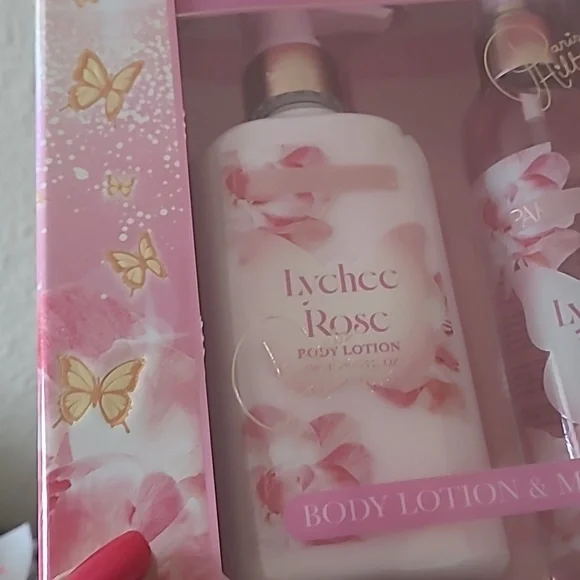 Paris Hilton Lychee Rose Body Lotion & Mist Gift Set - Pink - Picture 2 of 8